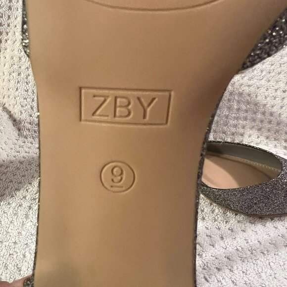 Size 9 - ZBY - NWT -  Silver Glitter Pumps - Picture 5 of 7